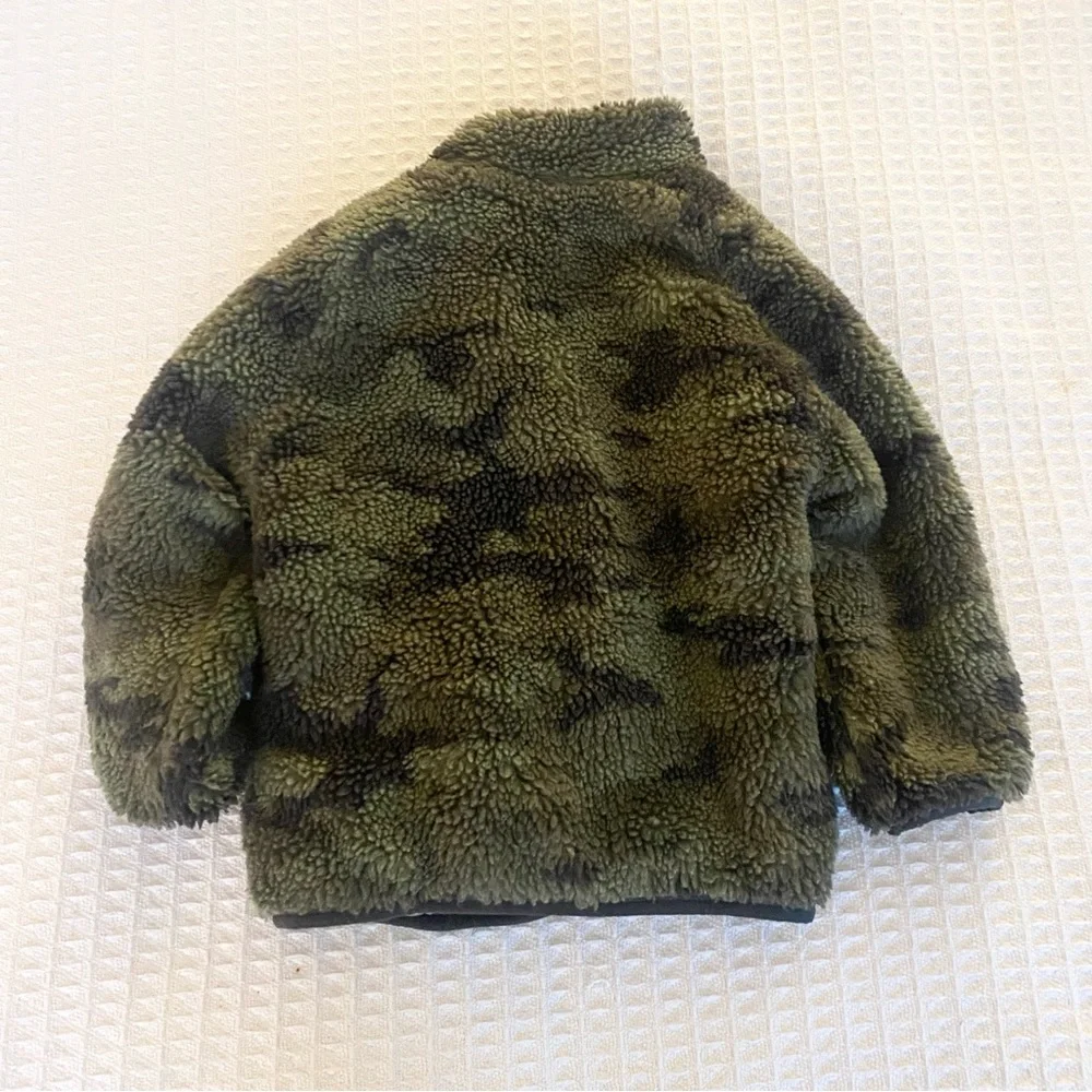 GAP reversible grey and camo Sherpa jacket kids size 3Y